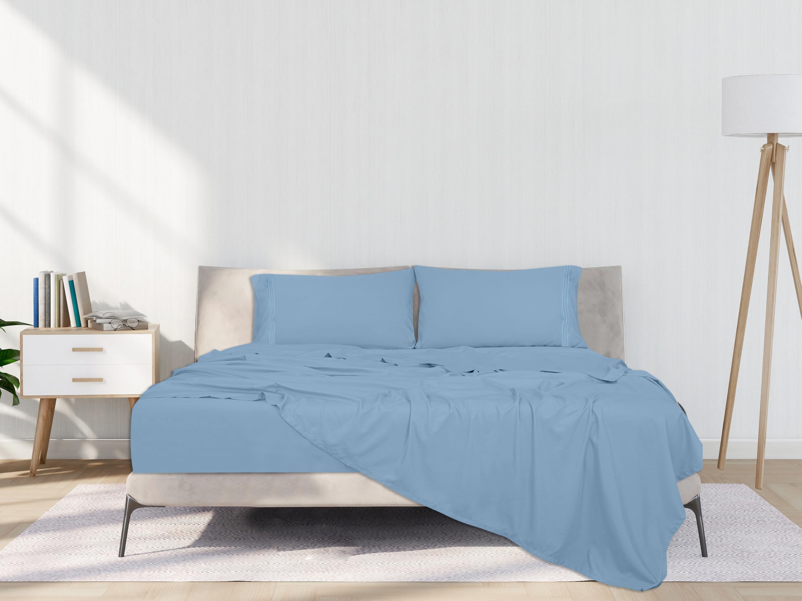 Royale Linens - 4 Piece Bed Sheet - Soft Brushed Microfiber 1800 Bedding Set - 1 Fitted Sheet, 1 Flat Sheet, 2 Pillowcase -Wrinkle & Fade Resistant Luxury Sheet Set (Lake Blue)