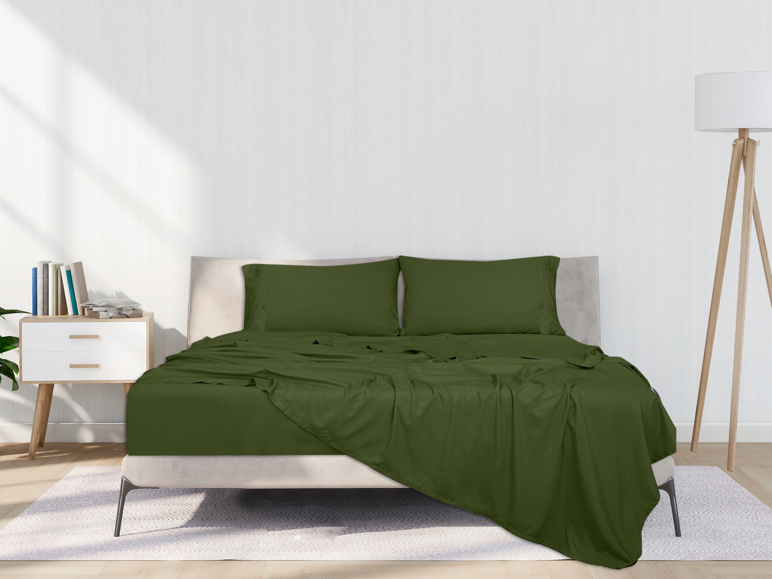 ROYALE LINENS - 4 Piece Bed Sheet - Soft Brushed Microfiber 1800 Bedding Set - 1 Fitted Sheet, 1 Flat Sheet, 2 Pillowcase -Wrinkle & Fade Resistant Luxury Sheet Set (Hunter Green)