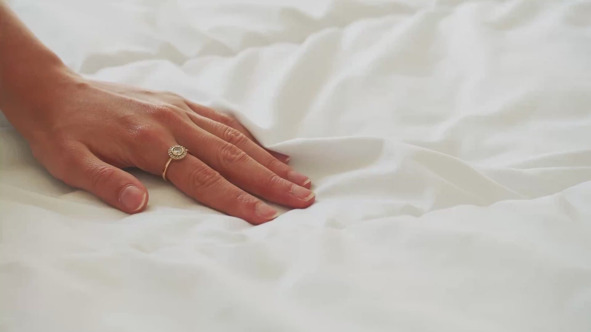 Load video: ROYALE LINENS - 4 Piece Bed Sheet - Soft Brushed Microfiber 1800 Bedding Set - 1 Fitted Sheet, 1 Flat Sheet, 2 Pillow case - Wrinkle &amp; Fade Resistant Luxury Sheet Set (White)